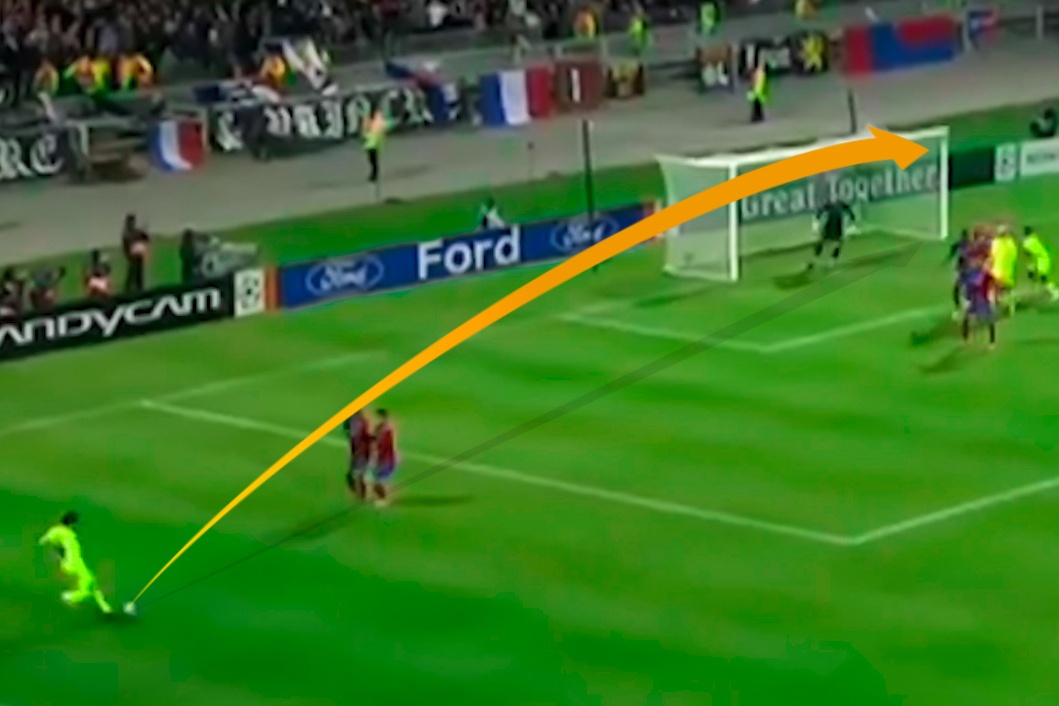 Cu da phat kinh dien cua Juninho duoc tai hien hinh anh