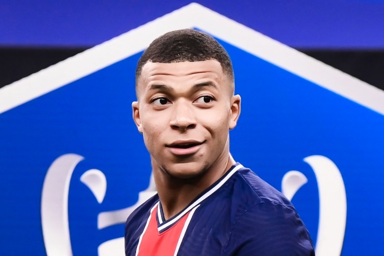 Mbappe solo qua 4 cau thu tu vung cam doi nha hinh anh