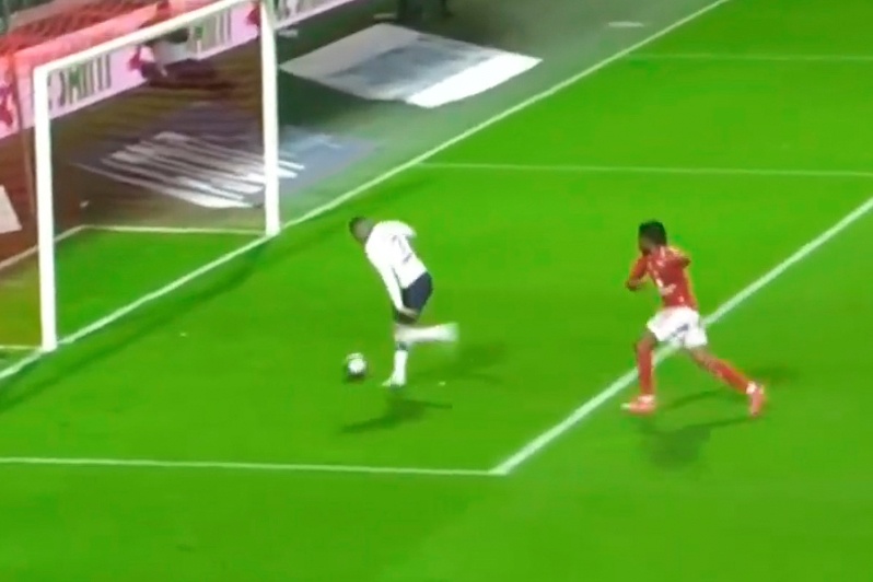 Mbappe re bong qua thu mon de ghi ban hinh anh