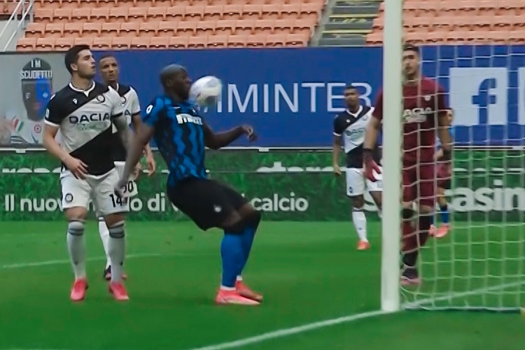 Bong bay vao luoi sau khi trung mat Lukaku hinh anh