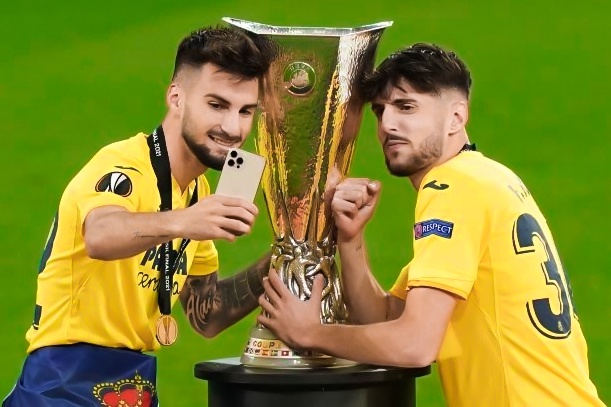 Villarreal lan dau an mung cup chau Au hinh anh