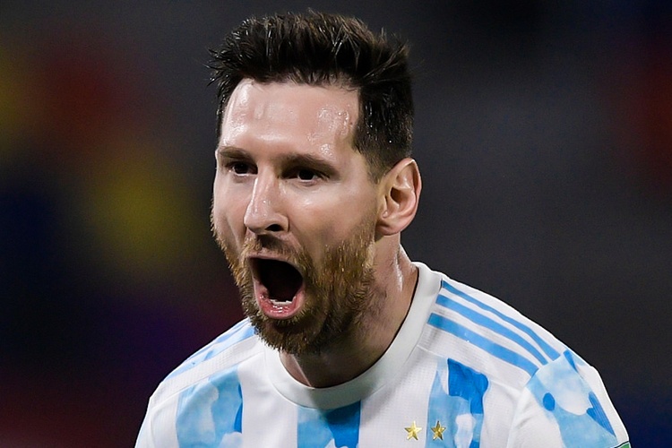 Messi danh lua thu mon tren cham phat den hinh anh