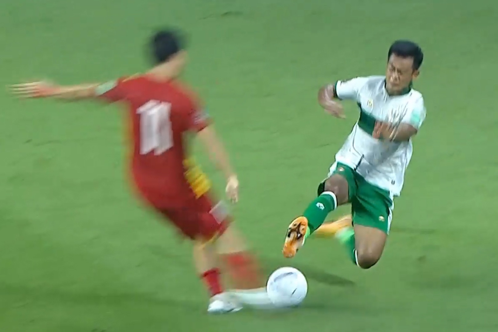 Loi choi bao luc cua tuyen Indonesia truoc Viet Nam hinh anh