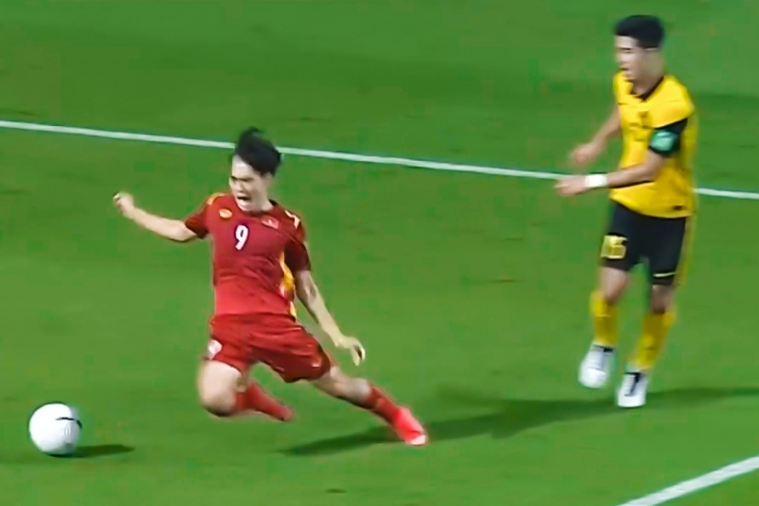 Van Toan dem ve phat den chi 2 phut sau khi vao san hinh anh