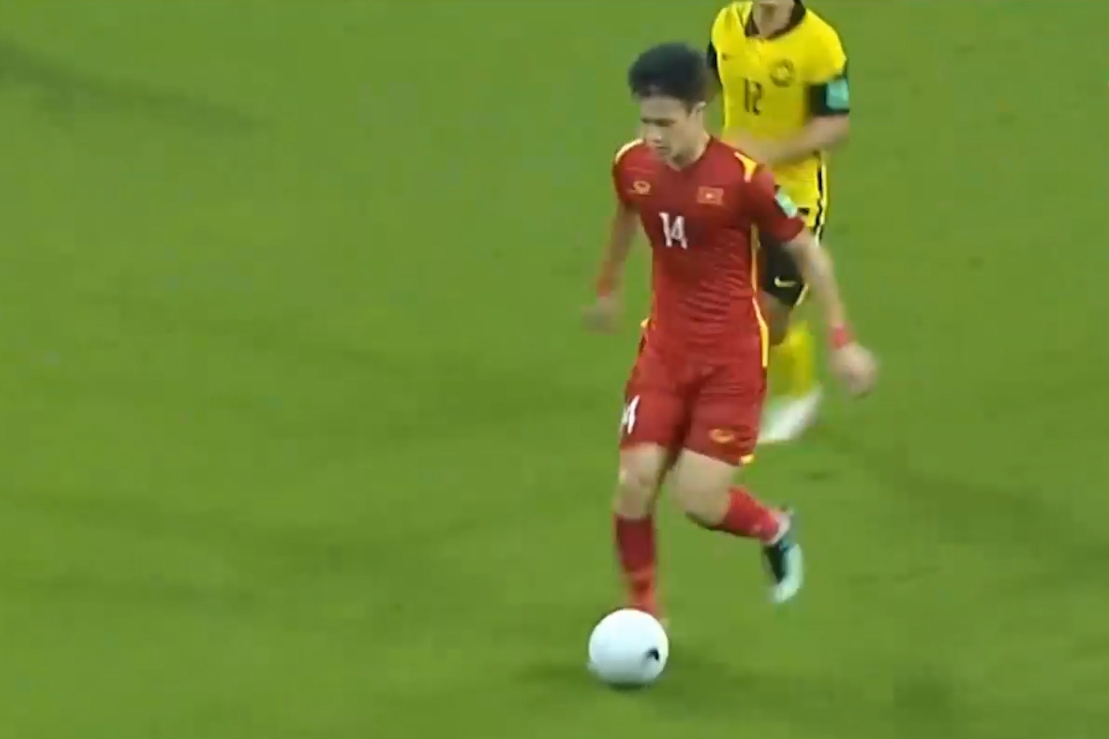 Hoang Duc solo qua 4 cau thu Malaysia tu giua san hinh anh