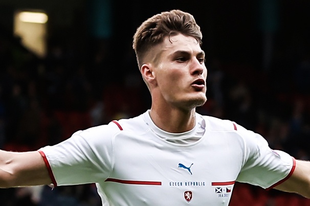 Video Scotland - CH Czech: Ban thang tu giua san hinh anh