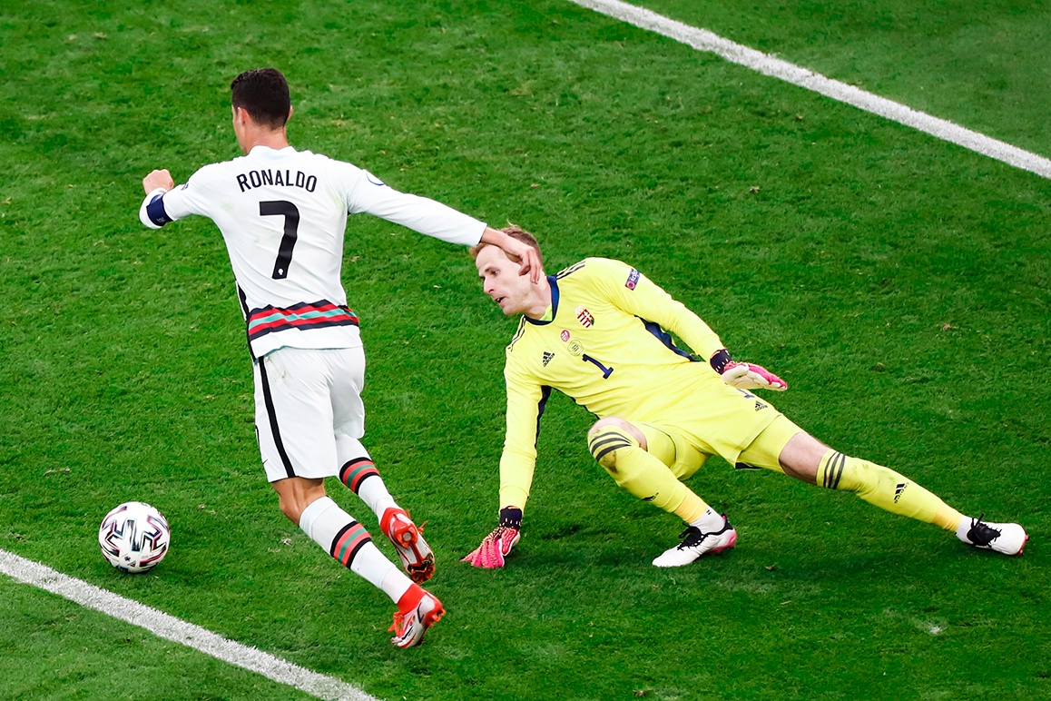 Video Hungary - Bo Dao Nha: Ronaldo re bong qua thu mon hinh anh