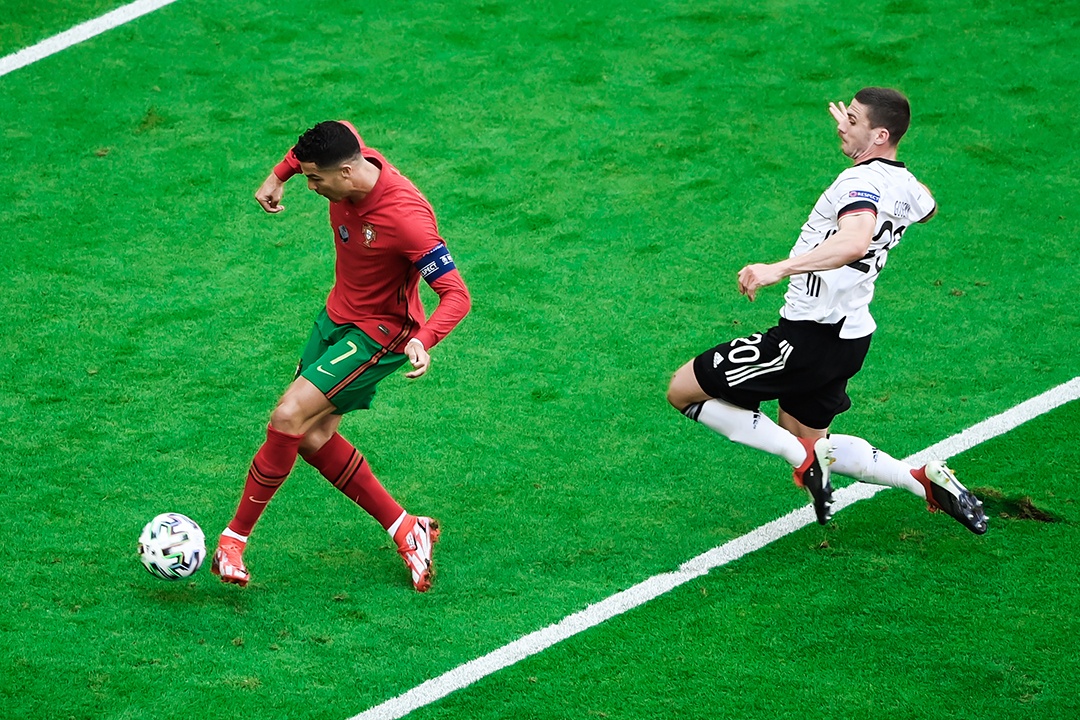 Video Bo Dao Nha - Duc: Ronaldo chay tu san nha de dem bong hinh anh