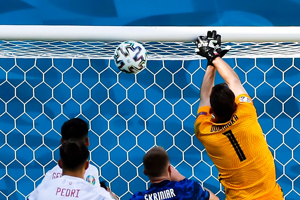 Video Slovakia - Tay Ban Nha: Thu mon gat bong vao luoi nha hinh anh