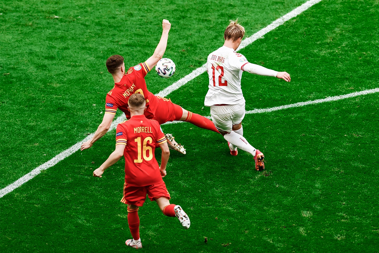 Video xu Wales - Dan Mach: Ban mo ty so tu cu sut hiem hoc hinh anh