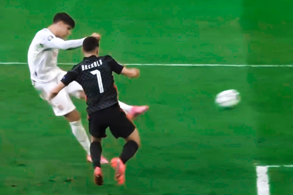 Video Croatia - Tay Ban Nha: Cu sut dinh doat tran dau o phut 100 hinh anh