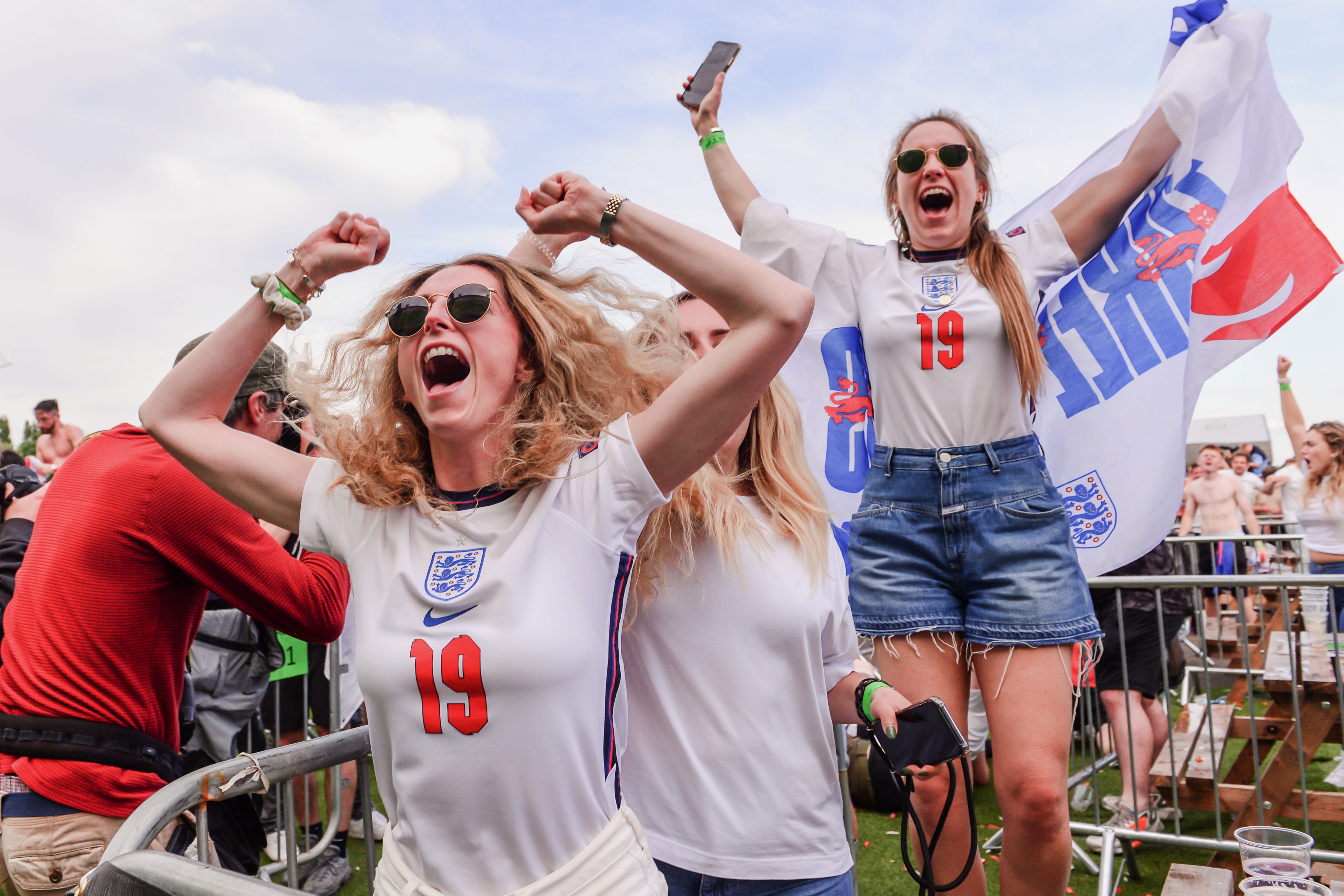 Zing tai Euro - chien thang truoc Duc lam ca nuoc Anh hanh phuc hinh anh