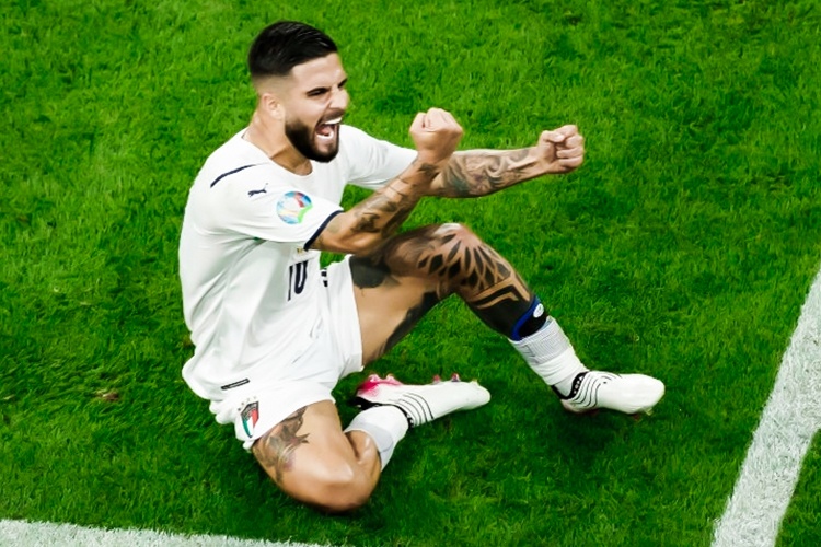 Video Bi - Italy: Insigne dot pha ghi ban tu giua san hinh anh