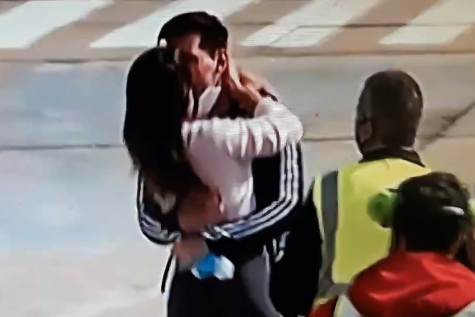 Khoanh khac cua Messi va vo o san bay hinh anh