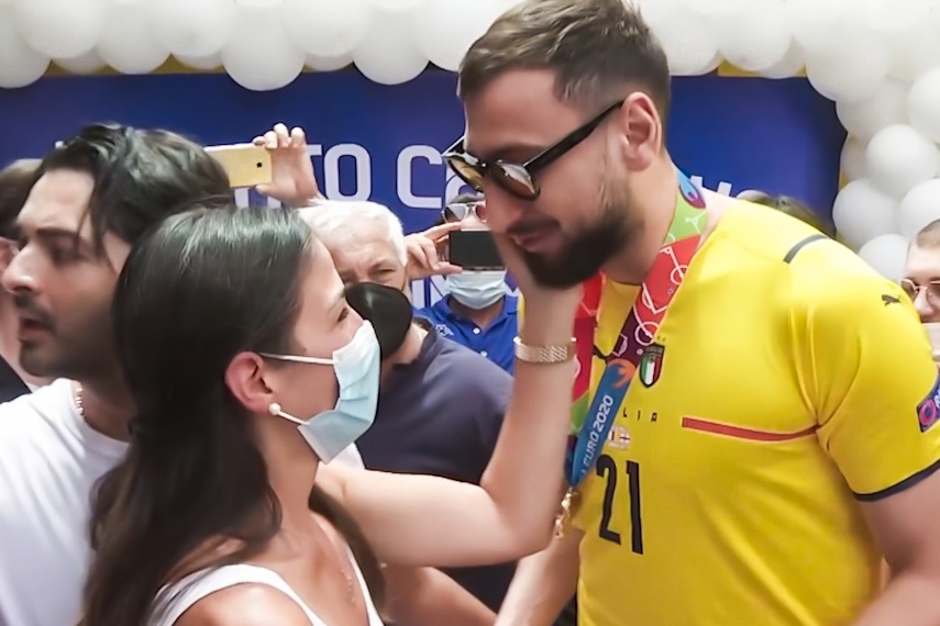 Donnarumma duoc chao don nhu nguoi hung o que nha hinh anh