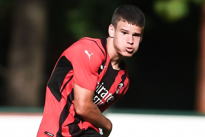 Tien dao 17 tuoi ghi 2 ban trong 3 phut cho AC Milan hinh anh