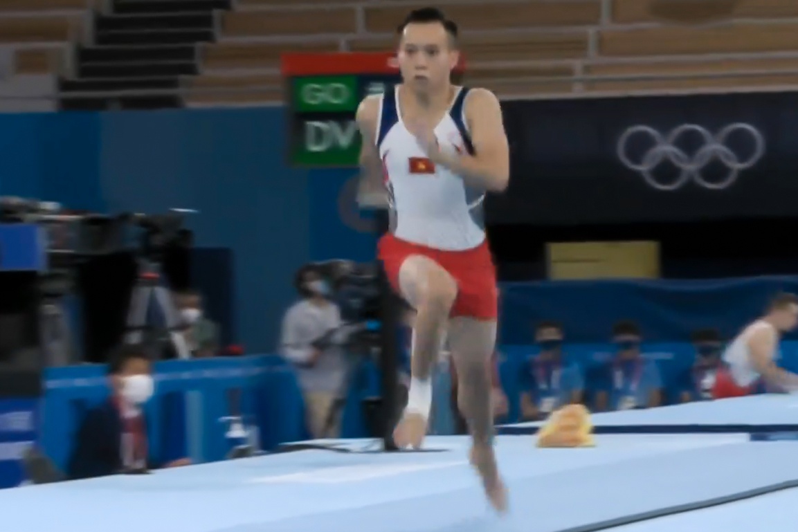 Le Thanh Tung no luc thi dau khi chan thuong hinh anh