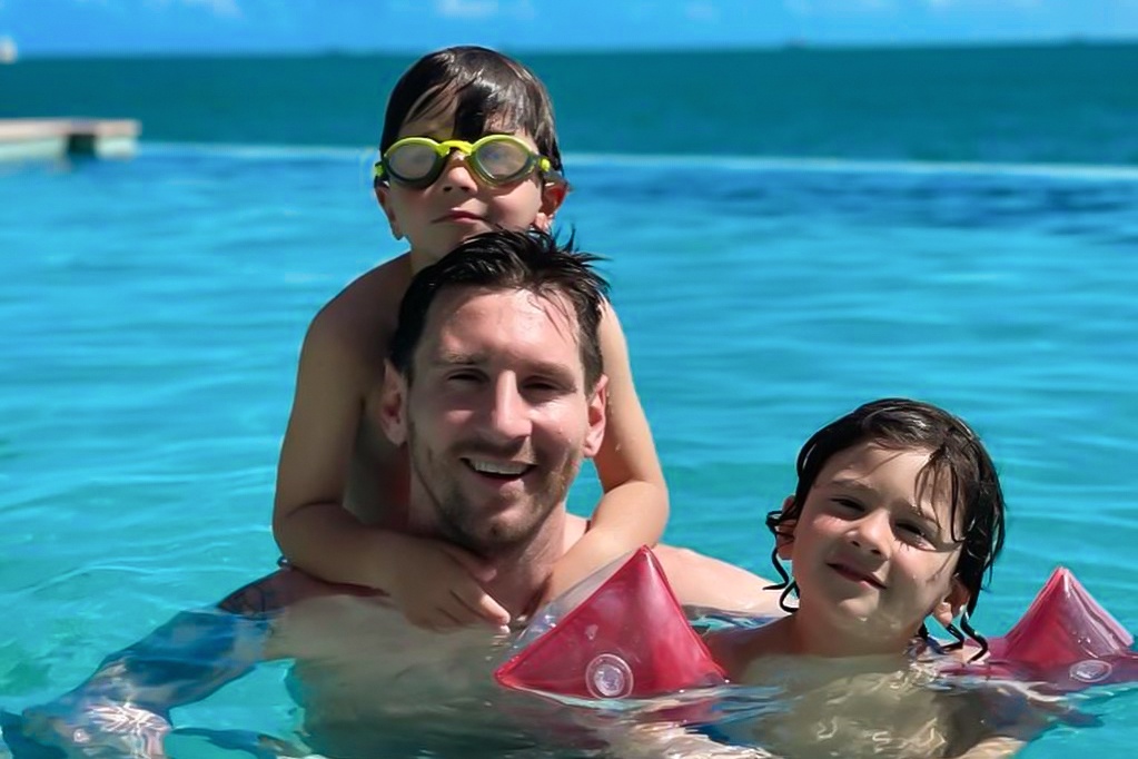 Messi choi 'bong ma' voi con trai hinh anh