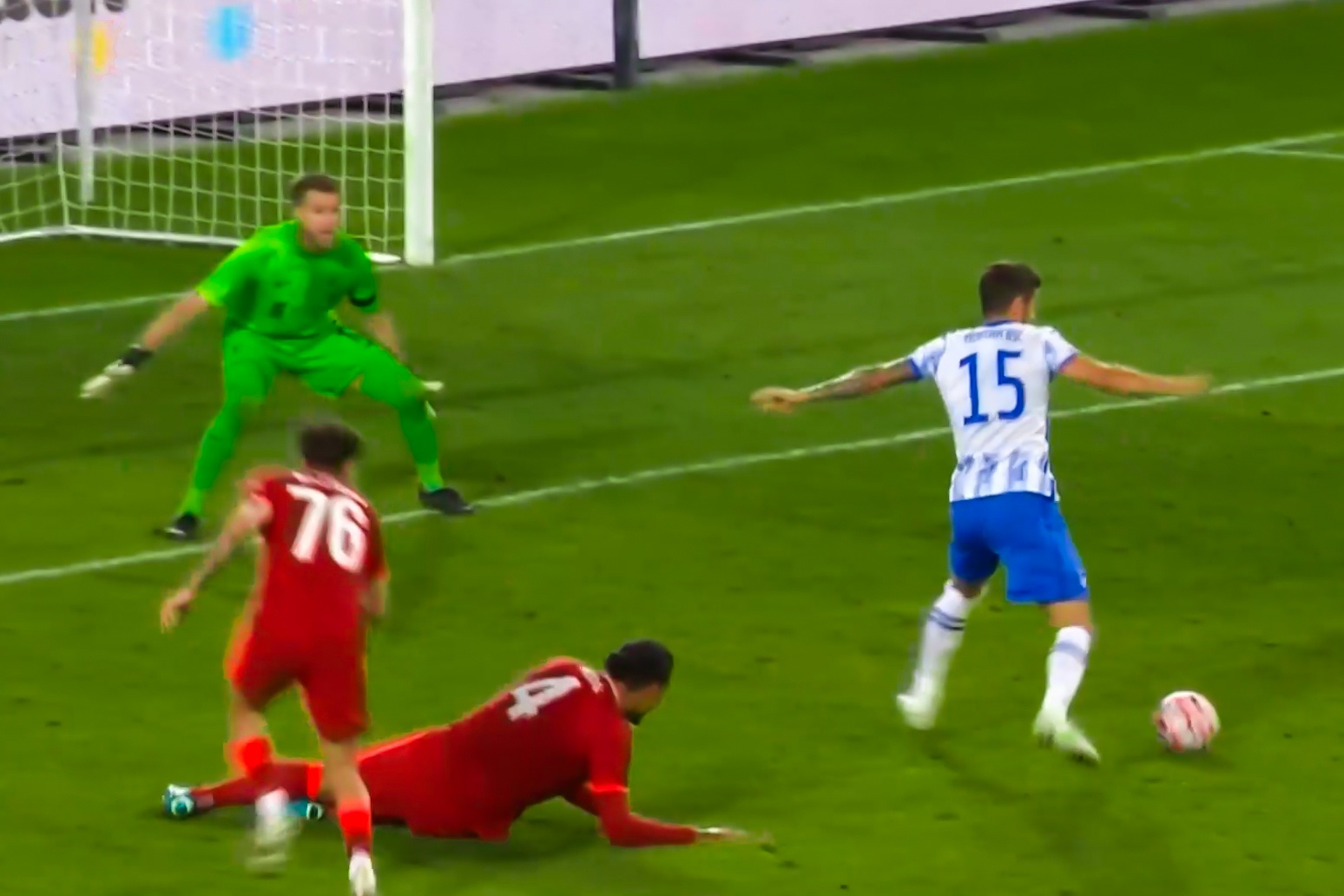 Van Dijk bi doi thu solo qua nguoi trong ngay tro lai hinh anh