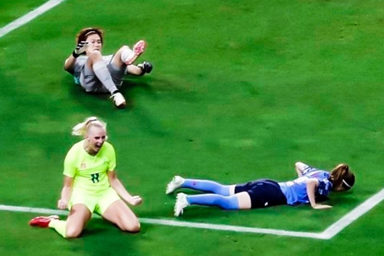 Olympic nu Nhat Ban hai lan gap bat loi vi VAR hinh anh