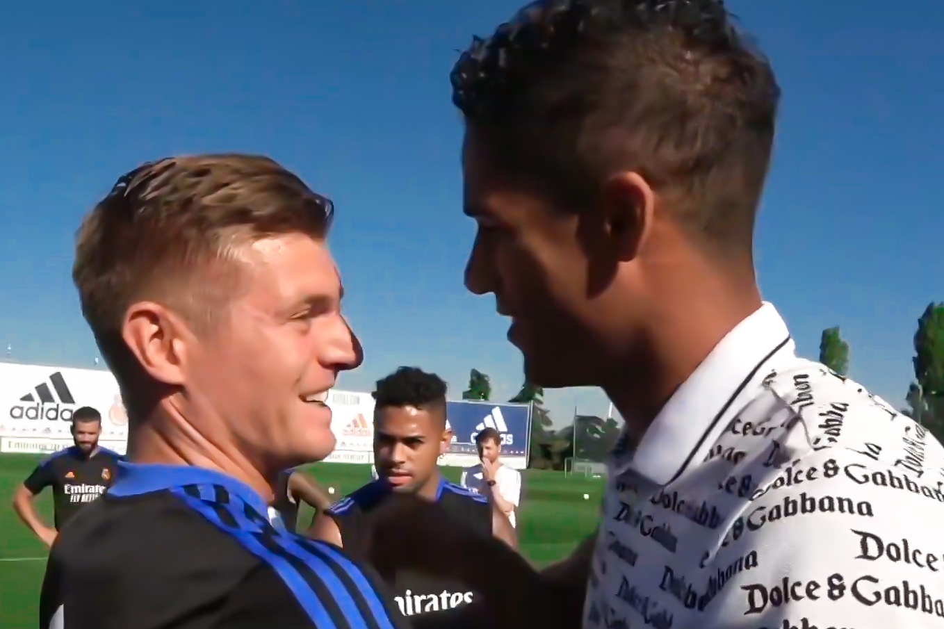 Varane tam biet cac dong doi o Real hinh anh