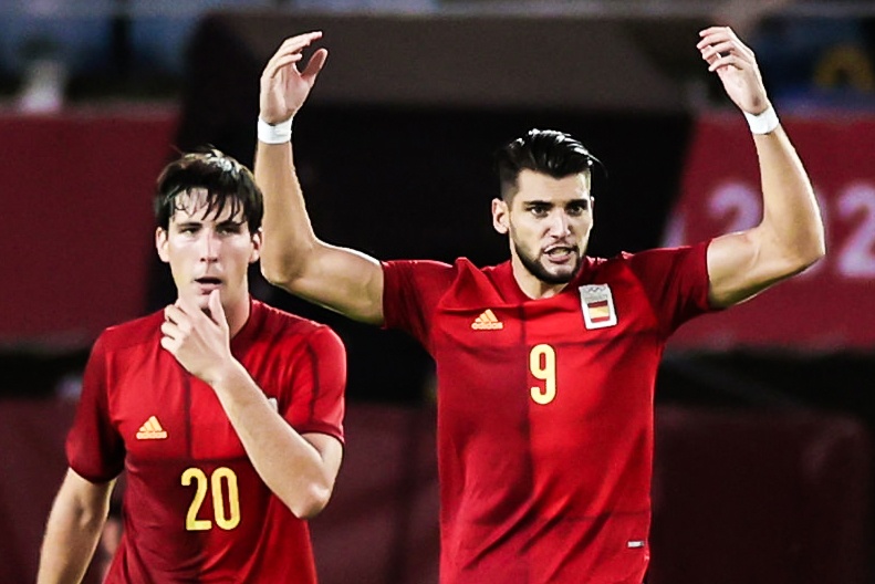 Tien dao Olympic Tay Ban Nha lap hat-trick khi vao san phut 90 hinh anh