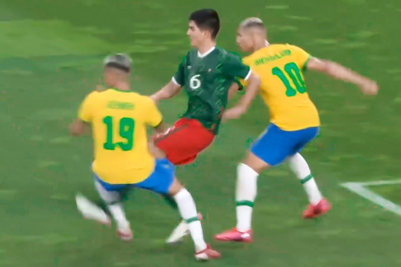Pha bong gay xo xat giua Olympic Brazil va Mexico hinh anh