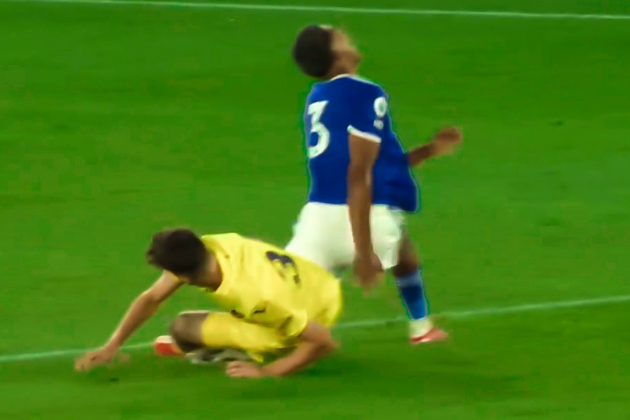 Cu xoac cat keo khien Fofana gay chan hinh anh