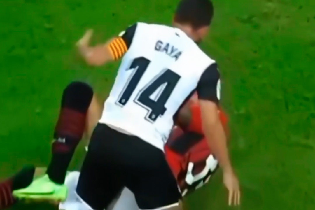 Tien ve Milan dap va tat doi thu hinh anh