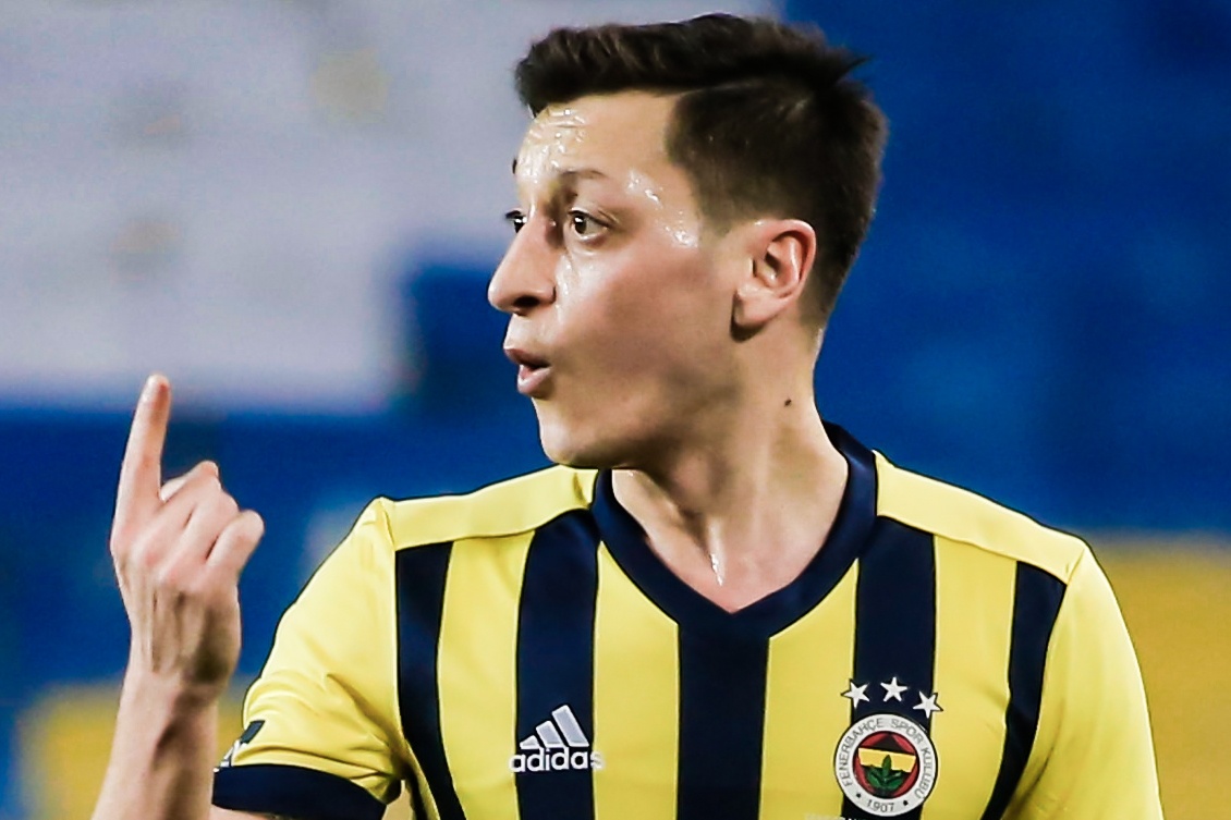 Ozil bam bong kien tao hinh anh