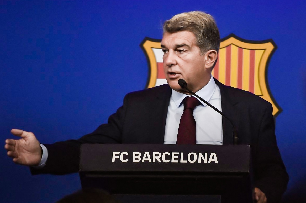 Chu tich Barca giai thich viec chia tay Messi hinh anh