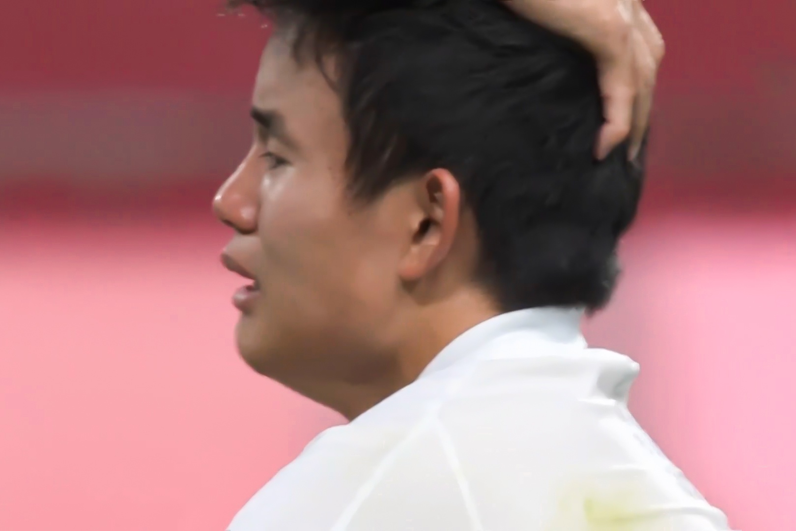 Kubo khoc sau tran thua cua Olympic Nhat Ban hinh anh