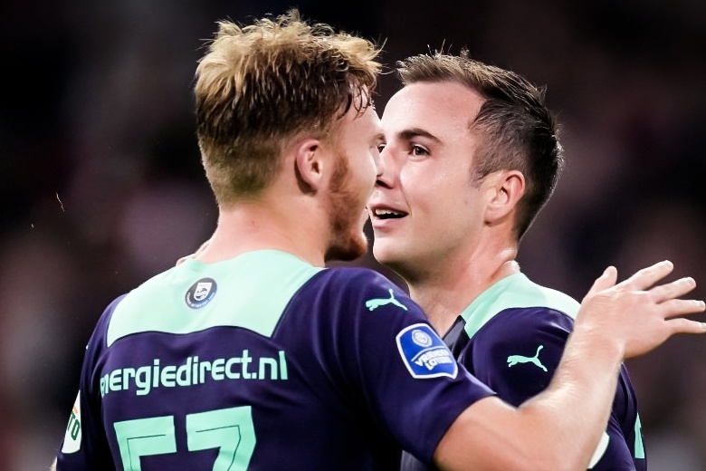 Gotze va dong doi vui dap Ajax 4-0 hinh anh