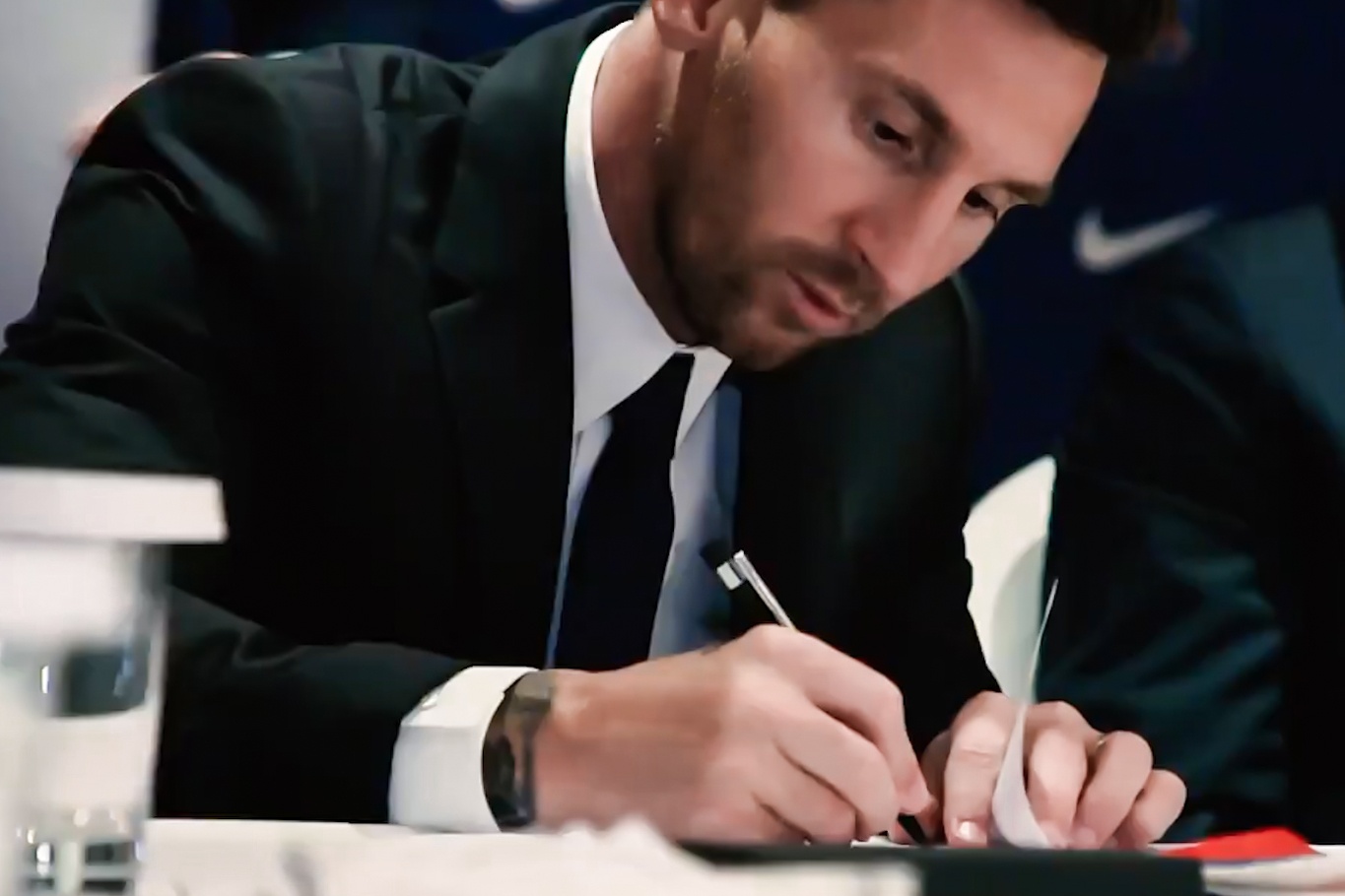 Khoanh khac Messi tro thanh cau thu PSG hinh anh