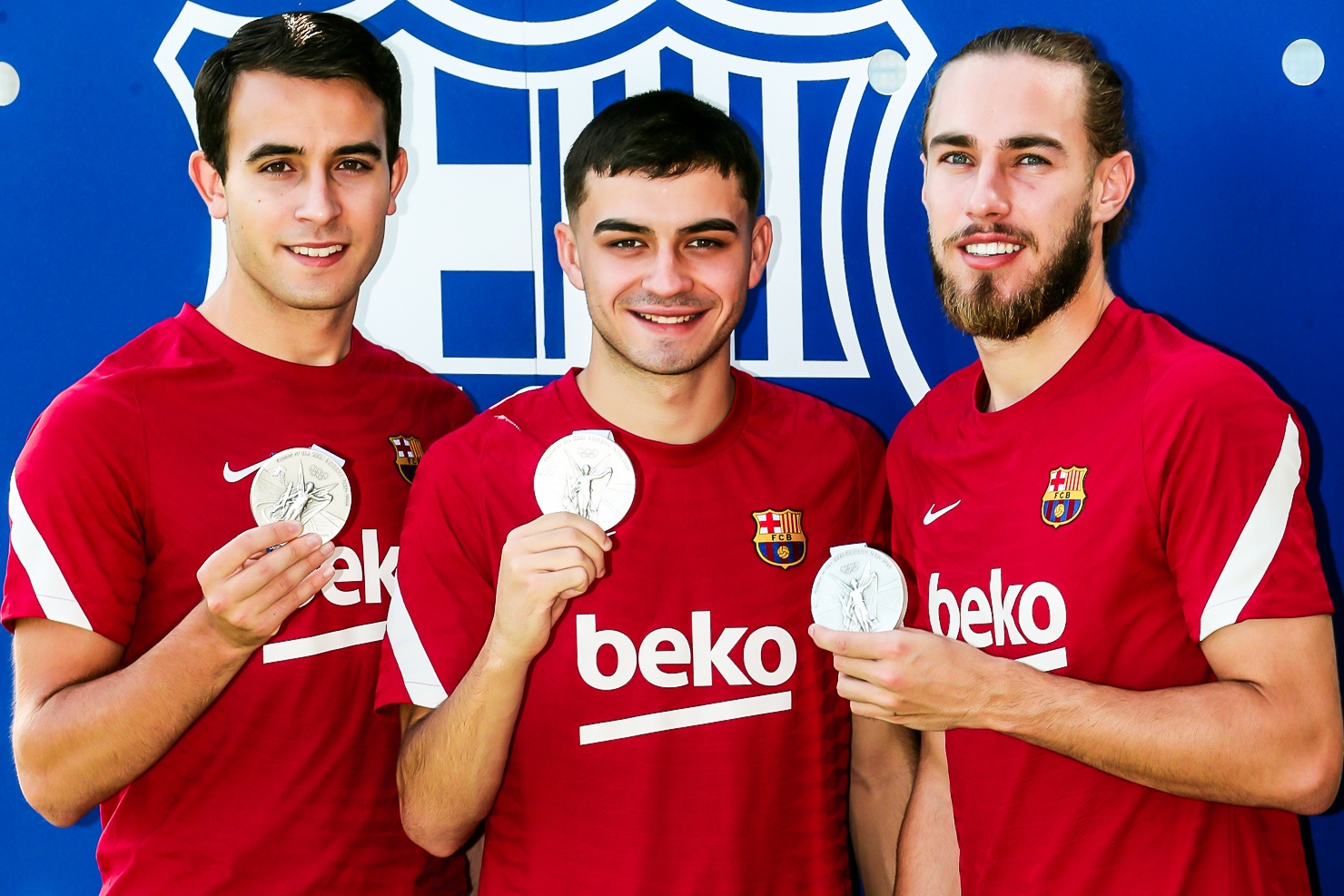 Pedri khoe huy chuong Olympic khi tro lai Barca hinh anh