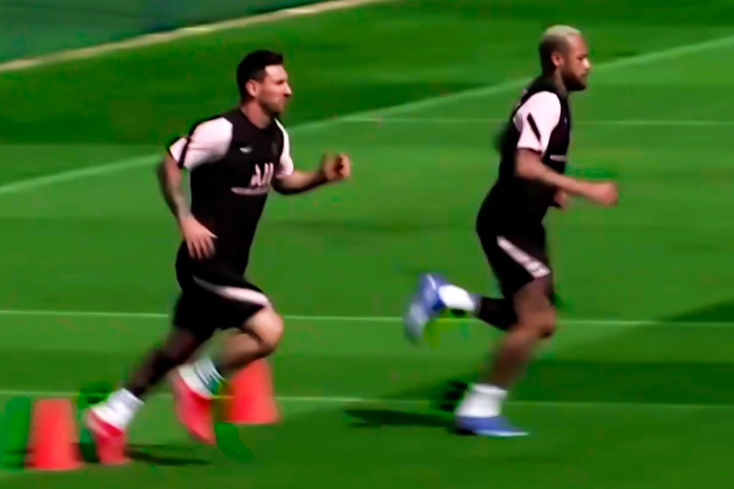 Messi than thiet voi Neymar trong buoi tap hinh anh