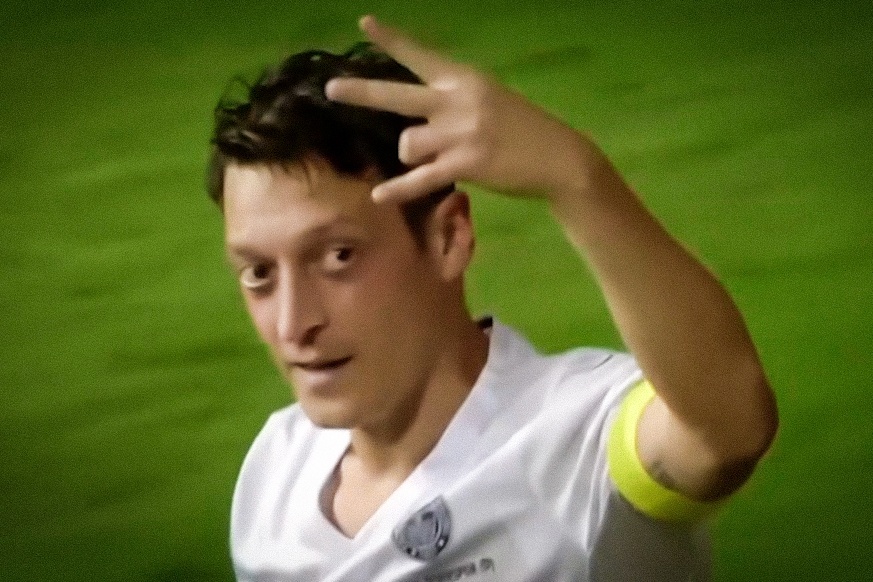 Ozil dung dui ghi ban dinh doat tran dau hinh anh