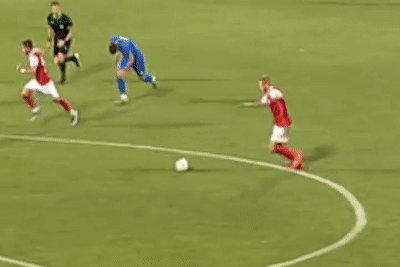 Trung phat doi thu voi cu sut tu giua san hinh anh