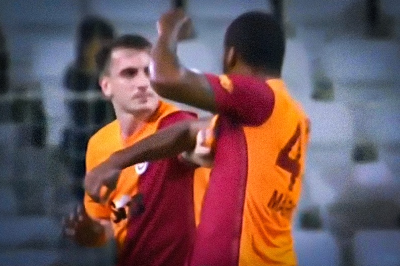 Trung ve dam dong doi o giai Tho Nhi Ky hinh anh