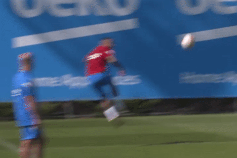 Depay bieu dien ky thuat do bong tren khong hinh anh