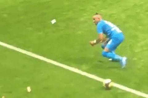 Khoanh khac Payet nem chai nuoc dap tra CDV Nice hinh anh