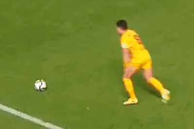 Tien dao Han Quoc giat minh khi ghi ban hinh anh