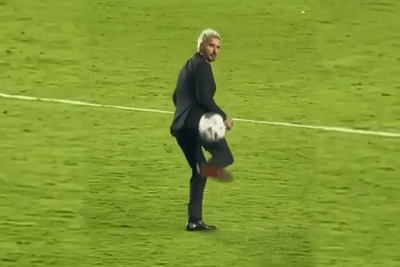 Chu tich Beckham bieu dien ky thuat khi mac suit hinh anh