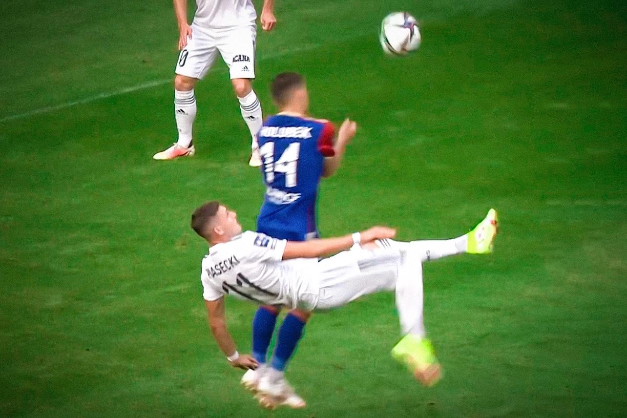 Cu 'nga ban den' cuu doi nha o phut 90+4 hinh anh