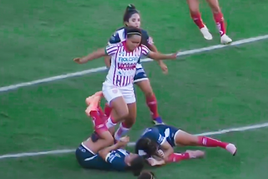 Tinh huong khien 2 doi nu Mexico lao vao nhau hinh anh