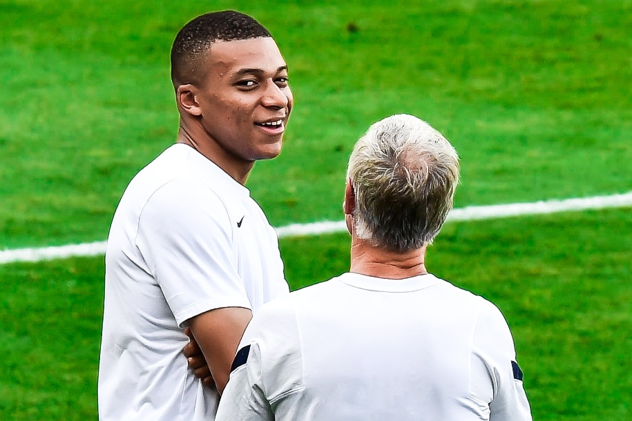Deschamps: 'Mbappe co the chuyen sang doi khac' hinh anh