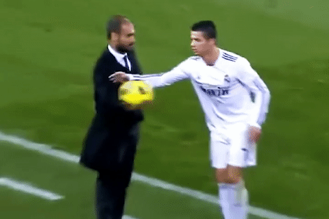 Khoanh khac va cham giua Ronaldo va Guardiola nam 2010 hinh anh