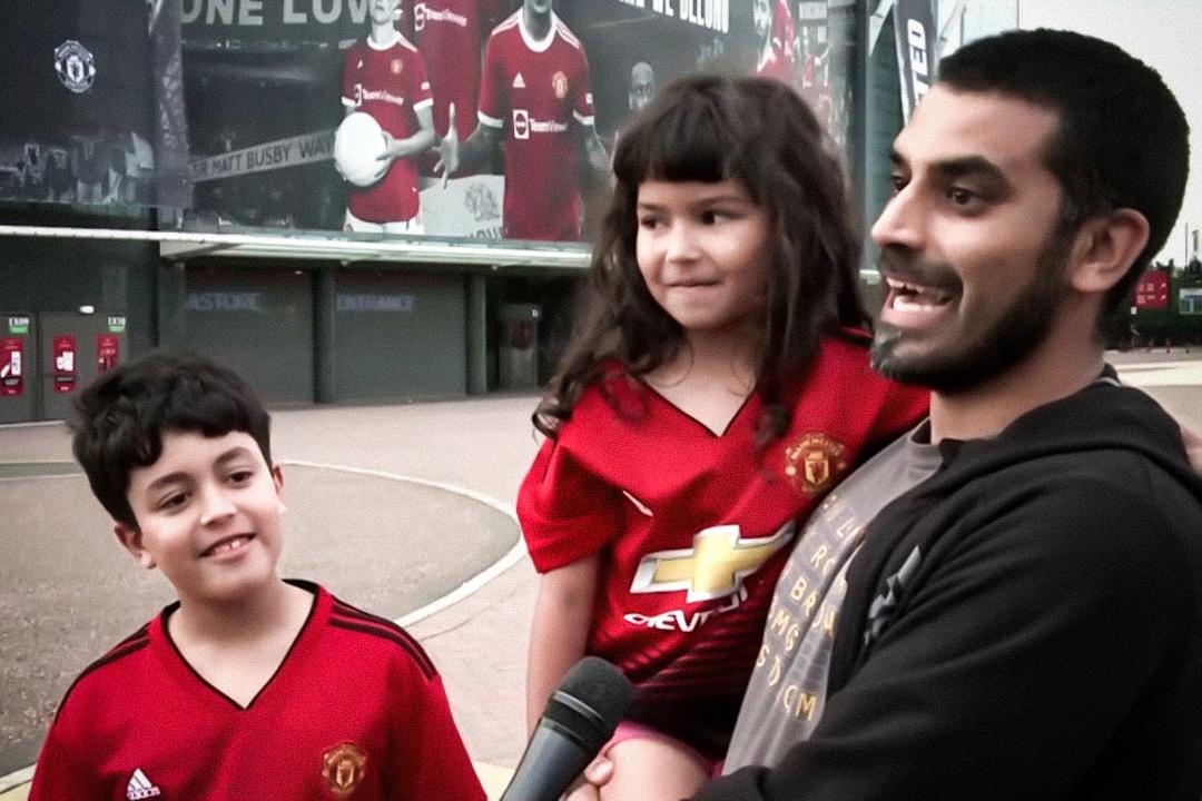 Phan ung cua co dong vien MU khi Ronaldo tro lai hinh anh