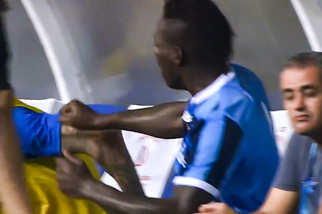 Balotelli trut gian len dong doi hinh anh