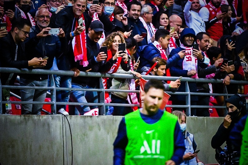 Co dong vien doi thu phan khich khi Messi khoi dong hinh anh